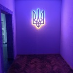 Дерев'яний герб (тризуб) України з підсвіткою