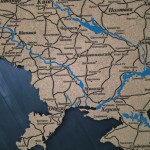 Деталізована пробкова (коркова) мапа України з написами міст, річками та дорогами