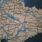Деталізована пробкова (коркова) мапа України з написами міст, річками та дорогами