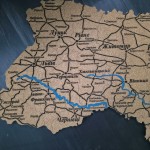 Деталізована пробкова (коркова) мапа України з написами міст, річками та дорогами