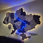 Деталізована дерев'яна карта України з підсвіткою Дніпра, колір Брауні