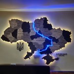 Деталізована дерев'яна карта України з підсвіткою Дніпра, колір Брауні