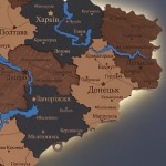 Дерев'яна карта України з підсвіткою та річками, колір Вулкан