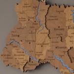 Дерев'яна мапа України з річками, колір Горіх