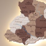 Карта України з дерева та підсвічуванням річок, колір Капучино