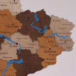 Дерев'яна мапа України з намальованими річками, колір Золотий