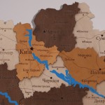 Дерев'яна мапа України з намальованими річками, колір Золотий
