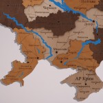 Дерев'яна мапа України з намальованими річками, колір Золотий