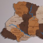 Дерев'яна мапа України з намальованими річками, колір Золотий