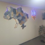 Мапа України з дерева, з річками та підсвічуванням, колір Графіт