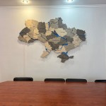 Деталізована дерев'яна мапа України з річками та підсвіткою, колір Модерн