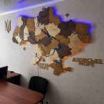 Деталізована дерев'яна карта України з підсвіткою та річками, колір Карамель