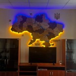 Деталізована дерев'яна карта України з підсвіткою та річками, колір Карамель