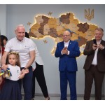 Деталізована дерев'яна карта України з підсвіткою та річками, колір Карамель