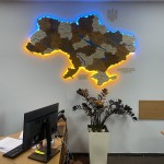 Дерев'яна мапа України з підсвіткою та річками, колір Золотий
